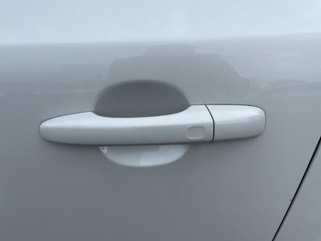 V40 T3 クラシックエディション 白革シート ガラスルーフ シートヒーター 純正ナビ バックカメラ レザーシート☆ 前席パワーシート 全席シートヒーター ETC 前後ドライブレコーダー フルセグTV クルーズコントロール パドルシフト(44枚目)