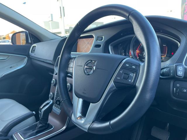 V40 D4 インスクリプション 純正HDDナビ(FM/AM/CD/DVD/BT/AUX/フルセグ)ガラスルーフ純正ナビ(FM/AM/CD/DVD/BT/AUX/フルセグ)ACCブラインドスポットモニターレーン・キーピング・エイド(7枚目)