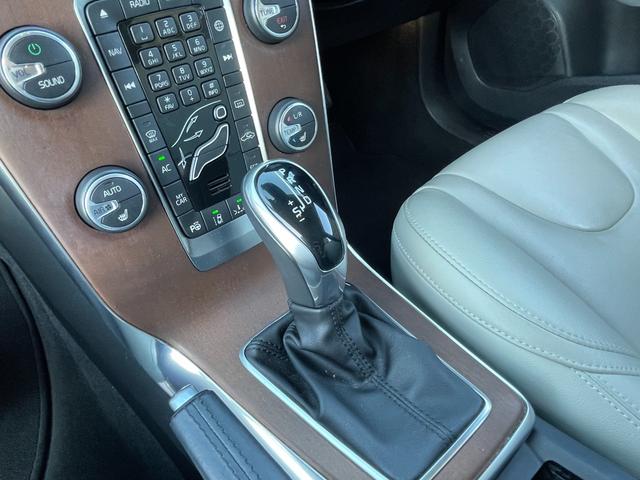 V40 D4 インスクリプション 純正HDDナビ(FM/AM/CD/DVD/BT/AUX/フルセグ)ガラスルーフ純正ナビ(FM/AM/CD/DVD/BT/AUX/フルセグ)ACCブラインドスポットモニターレーン・キーピング・エイド(19枚目)