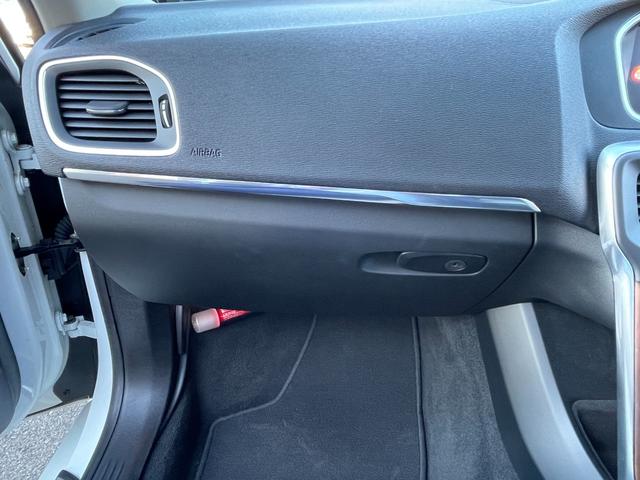 V40 D4 インスクリプション 純正HDDナビ(FM/AM/CD/DVD/BT/AUX/フルセグ)ガラスルーフ純正ナビ(FM/AM/CD/DVD/BT/AUX/フルセグ)ACCブラインドスポットモニターレーン・キーピング・エイド(21枚目)