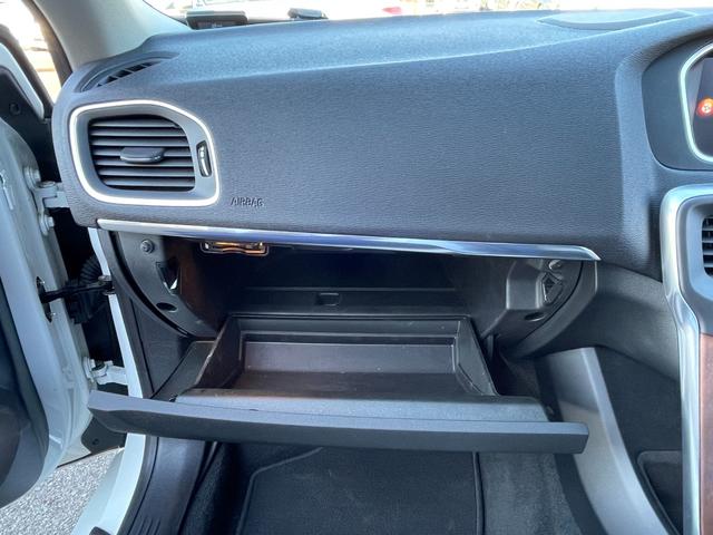 V40 D4 インスクリプション 純正HDDナビ(FM/AM/CD/DVD/BT/AUX/フルセグ)ガラスルーフ純正ナビ(FM/AM/CD/DVD/BT/AUX/フルセグ)ACCブラインドスポットモニターレーン・キーピング・エイド(22枚目)