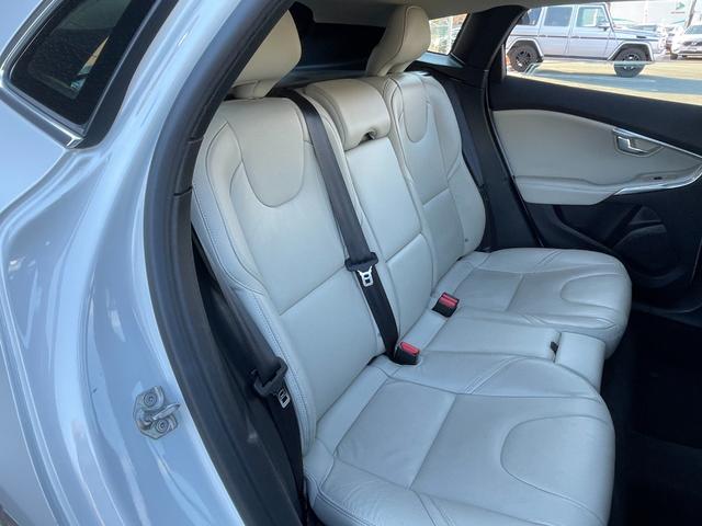 V40 D4 インスクリプション 純正HDDナビ(FM/AM/CD/DVD/BT/AUX/フルセグ)ガラスルーフ純正ナビ(FM/AM/CD/DVD/BT/AUX/フルセグ)ACCブラインドスポットモニターレーン・キーピング・エイド(27枚目)