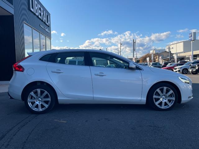 V40 D4 インスクリプション 純正HDDナビ(FM/AM/CD/DVD/BT/AUX/フルセグ)ガラスルーフ純正ナビ(FM/AM/CD/DVD/BT/AUX/フルセグ)ACCブラインドスポットモニターレーン・キーピング・エイド(42枚目)