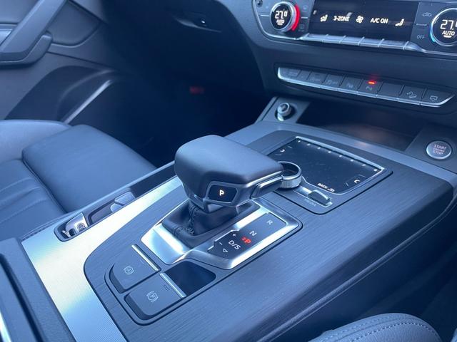 �}�b�g�u���b�N�Ƀz���C�g�̂k�h�a�d�q�`�k�`�̃��S�̌����ƊŔ��ڈ�ł��B