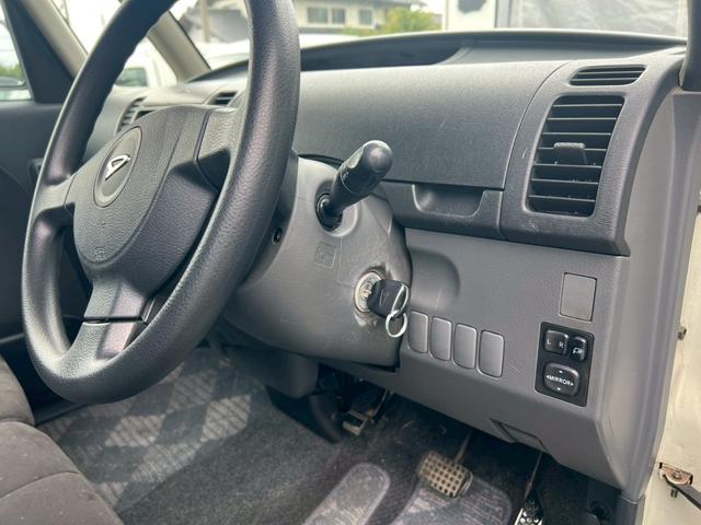 タント カスタムＸ　ＨＩＤ　キーレスエントリー　電動格納ミラー　ベンチシート　ＡＴ　盗難防止システム　ＡＢＳ　アルミホイール　衝突安全ボディ　エアコン　パワーステアリング　パワーウィンドウ　運転席エアバッグ（4枚目）