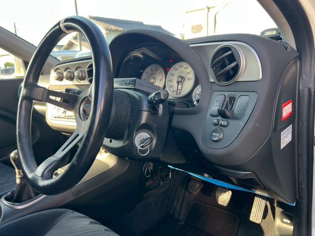 インテグラ ｉＳ　ＭＴ　社外マフラー　社外ステアリング　ダウンサス（4枚目）