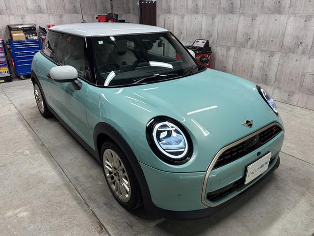 MINI クーパーS フェイバリット・トリム 新車保証 ホワイトルーフ ホワイト革 アンビエントライト 17インチUスポークアルミホイール 360度カメラ ドライブレコーダー ワイヤレスチャージ アップルカープレイ/アンドロイドオート HUD(4枚目)