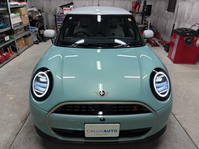 MINI クーパーS フェイバリット・トリム 新車保証 ホワイトルーフ ホワイト革 アンビエントライト 17インチUスポークアルミホイール 360度カメラ ドライブレコーダー ワイヤレスチャージ アップルカープレイ/アンドロイドオート HUD(5枚目)