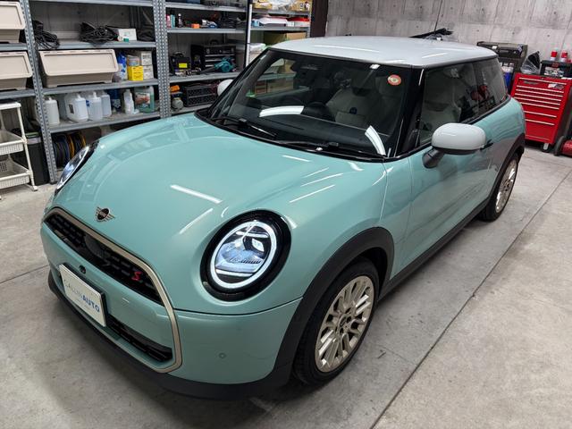 MINI クーパーS フェイバリット・トリム 新車保証 ホワイトルーフ ホワイト革 アンビエントライト 17インチUスポークアルミホイール 360度カメラ ドライブレコーダー ワイヤレスチャージ アップルカープレイ/アンドロイドオート HUD(6枚目)