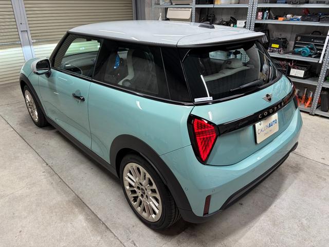 MINI クーパーS フェイバリット・トリム 新車保証 ホワイトルーフ ホワイト革 アンビエントライト 17インチUスポークアルミホイール 360度カメラ ドライブレコーダー ワイヤレスチャージ アップルカープレイ/アンドロイドオート HUD(7枚目)