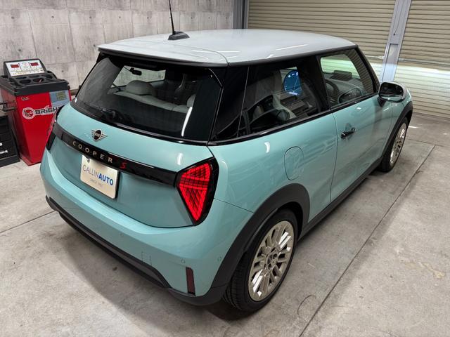 MINI クーパーS フェイバリット・トリム 新車保証 ホワイトルーフ ホワイト革 アンビエントライト 17インチUスポークアルミホイール 360度カメラ ドライブレコーダー ワイヤレスチャージ アップルカープレイ/アンドロイドオート HUD(9枚目)