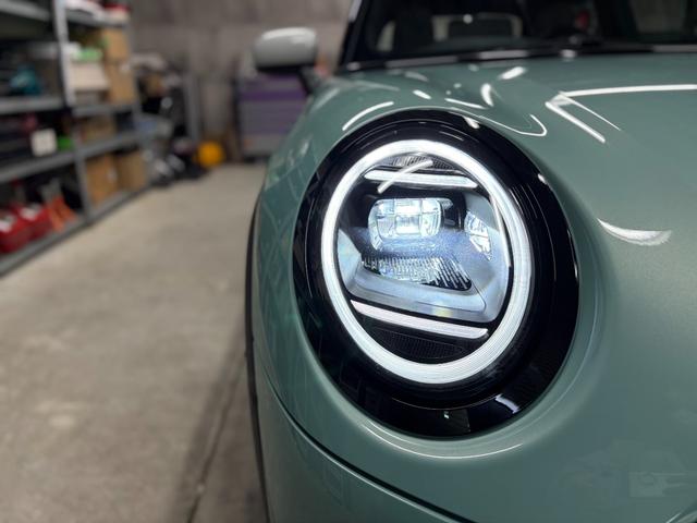 MINI クーパーS フェイバリット・トリム 新車保証 ホワイトルーフ ホワイト革 アンビエントライト 17インチUスポークアルミホイール 360度カメラ ドライブレコーダー ワイヤレスチャージ アップルカープレイ/アンドロイドオート HUD(10枚目)