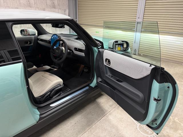 MINI クーパーS フェイバリット・トリム 新車保証 ホワイトルーフ ホワイト革 アンビエントライト 17インチUスポークアルミホイール 360度カメラ ドライブレコーダー ワイヤレスチャージ アップルカープレイ/アンドロイドオート HUD(11枚目)