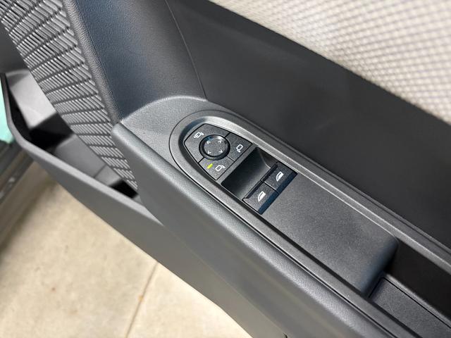 MINI クーパーS フェイバリット・トリム 新車保証 ホワイトルーフ ホワイト革 アンビエントライト 17インチUスポークアルミホイール 360度カメラ ドライブレコーダー ワイヤレスチャージ アップルカープレイ/アンドロイドオート HUD(12枚目)