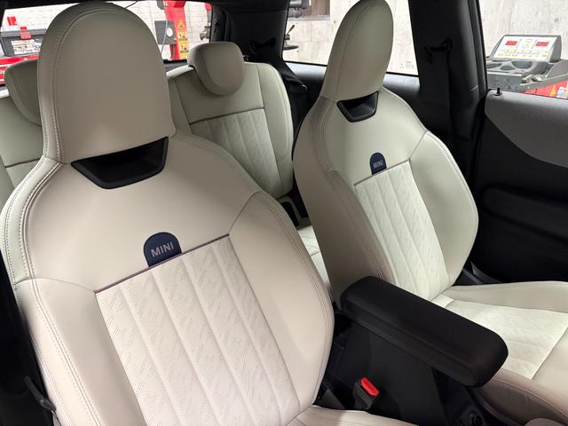 MINI クーパーS フェイバリット・トリム 新車保証 ホワイトルーフ ホワイト革 アンビエントライト 17インチUスポークアルミホイール 360度カメラ ドライブレコーダー ワイヤレスチャージ アップルカープレイ/アンドロイドオート HUD(14枚目)