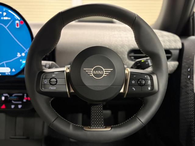 MINI クーパーS フェイバリット・トリム 新車保証 ホワイトルーフ ホワイト革 アンビエントライト 17インチUスポークアルミホイール 360度カメラ ドライブレコーダー ワイヤレスチャージ アップルカープレイ/アンドロイドオート HUD(15枚目)