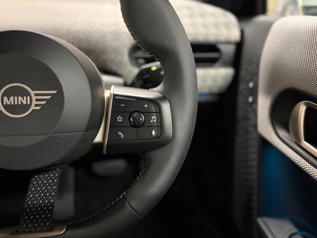 MINI クーパーS フェイバリット・トリム 新車保証 ホワイトルーフ ホワイト革 アンビエントライト 17インチUスポークアルミホイール 360度カメラ ドライブレコーダー ワイヤレスチャージ アップルカープレイ/アンドロイドオート HUD(17枚目)