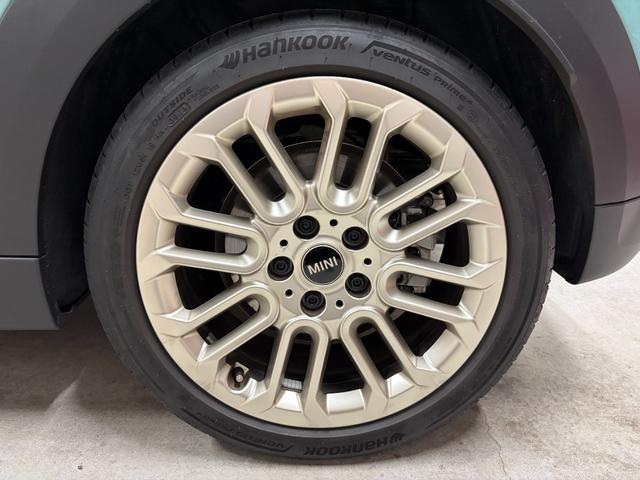 MINI クーパーS フェイバリット・トリム 新車保証 ホワイトルーフ ホワイト革 アンビエントライト 17インチUスポークアルミホイール 360度カメラ ドライブレコーダー ワイヤレスチャージ アップルカープレイ/アンドロイドオート HUD(29枚目)