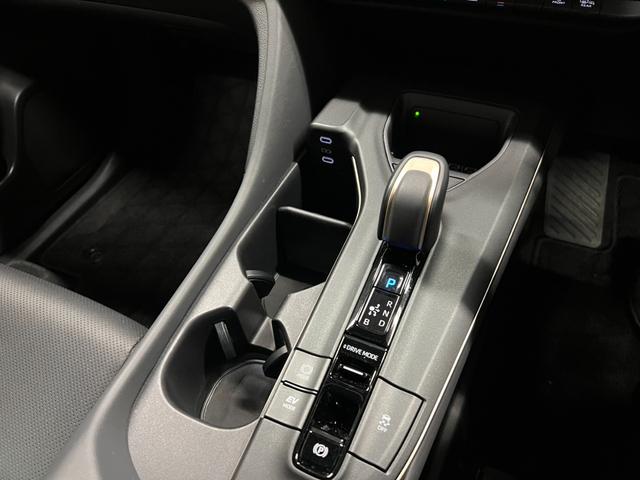 クラウンクロスオーバー Ｇアドバンスド・レザーパッケージ　新車保証　デジタルミラー　セーフティセンス　マルチディスプレイ　ＨＵＤ　パノラマビューモニター　黒革　ＡｐｐｌｅＣａｒＰｌａｙ（23枚目）