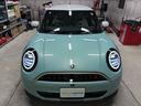 MINI クーパーS フェイバリット・トリム 新車保証 ホワイトルーフ ホワイト革 アンビエントライト 17インチUスポークアルミホイール 360度カメラ ドライブレコーダー ワイヤレスチャージ アップルカープレイ/アンドロイドオート HUD(5枚目)