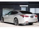 LS LS500h エグゼクティブ 銀影ラスター・プラチナ箔&西陣・ムーンルーフ・20インチノイズリダクションAW・リヤエンターテインメント・セミアニリン本革・12.3インチディプレイオーディオ(コネクティッドナビ対応)・HUD 中古車画像_3