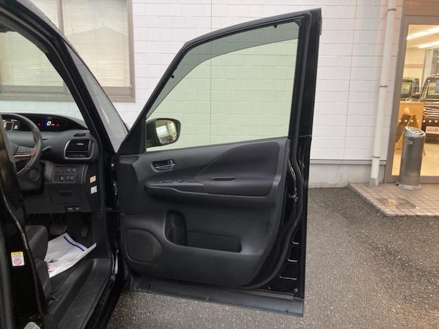 セレナ ハイウェイスター 純正SDナビ(CD/DVD/AM/FM/BT)衝突軽減システム、両側パワースライドドア、フリップダウンモニター、全方位カメラ、フルセグTV、前方向ドライブレコーダー、エンジンスタートボタン、ETC(28枚目)