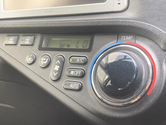 アクア Ｇ　純正ＳＤナビ（ＣＤ／ＤＶＤ／ＡＭ／ＦＭ）、バックカメラ、プッシュスタート、スマートキー、アイドリングストップ、ＩＳＯＦＩＸ、コーナーポール、純正フロアマット、ＥＴＣ（5枚目）