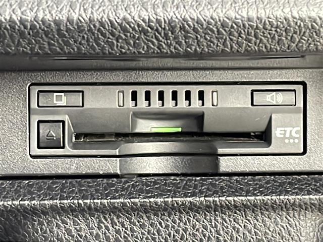 ヴォクシー ＺＳ　煌ＩＩ　バックカメラ　ビルトインＥＴＣ　前後ドライブレコーダー　両側パワースライドドア　純正フリップダウンモニター　ドアバイザー　オートマチックハイビーム　前後コーナーセンサー　純正フロアマット　クルコン（3枚目）