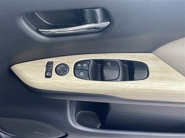 セレナ ｅ－パワー　ハイウェイスターＶ　純正１０型ナビ　フリップダウンモニター　フルセグＴＶ　ＥＴＣ　プロパイロット　エマージェンシーブレーキ　アラウンドビューモニター　両側パワースライドドア　前後ドライブレコーダー　純正ＬＥＤヘッドライト（17枚目）