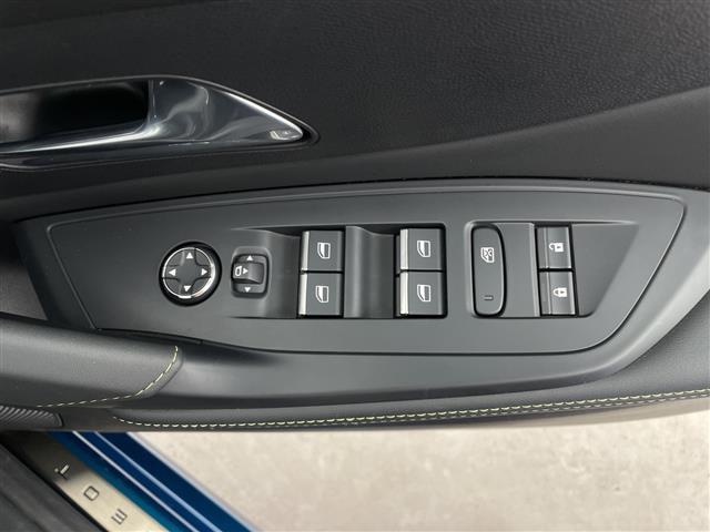 ４０８ ＧＴハイブリッド　純正ナビ（ラジオ／ＢＴ）／ワイヤレス充電／全方位カメラ／電動ランバーサポートオートライト／インテリジェントハイビーム／パワーシート／ハーフレザーシート／シートヒーター（12枚目）