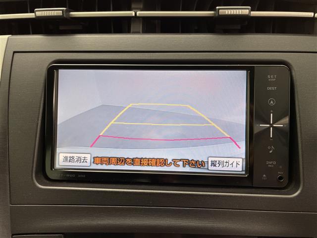 プリウス Ｓ　純正ナビ　Ｂｌｕｅｔｏｏｔｈ　ワンセグＴＶ　ＥＴＣ　プッシュスタート　バックカメラ　キセノンヘッドライト　オートライト　カーテンエアバッグ　スペアキー　フロントフォグライト　サイドバイザー（2枚目）