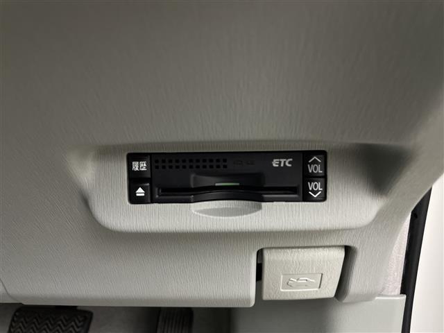 プリウス Ｓ　純正ナビ　Ｂｌｕｅｔｏｏｔｈ　ワンセグＴＶ　ＥＴＣ　プッシュスタート　バックカメラ　キセノンヘッドライト　オートライト　カーテンエアバッグ　スペアキー　フロントフォグライト　サイドバイザー（4枚目）