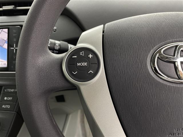 プリウス Ｓ　純正ナビ　Ｂｌｕｅｔｏｏｔｈ　ワンセグＴＶ　ＥＴＣ　プッシュスタート　バックカメラ　キセノンヘッドライト　オートライト　カーテンエアバッグ　スペアキー　フロントフォグライト　サイドバイザー（7枚目）