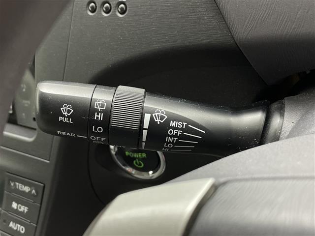 プリウス Ｓ　純正ナビ　Ｂｌｕｅｔｏｏｔｈ　ワンセグＴＶ　ＥＴＣ　プッシュスタート　バックカメラ　キセノンヘッドライト　オートライト　カーテンエアバッグ　スペアキー　フロントフォグライト　サイドバイザー（9枚目）
