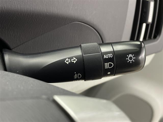 プリウス Ｓ　純正ナビ　Ｂｌｕｅｔｏｏｔｈ　ワンセグＴＶ　ＥＴＣ　プッシュスタート　バックカメラ　キセノンヘッドライト　オートライト　カーテンエアバッグ　スペアキー　フロントフォグライト　サイドバイザー（10枚目）