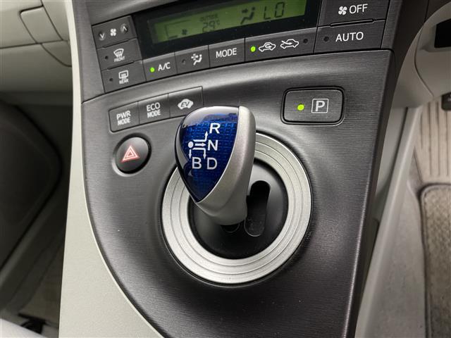 プリウス Ｓ　純正ナビ　Ｂｌｕｅｔｏｏｔｈ　ワンセグＴＶ　ＥＴＣ　プッシュスタート　バックカメラ　キセノンヘッドライト　オートライト　カーテンエアバッグ　スペアキー　フロントフォグライト　サイドバイザー（13枚目）