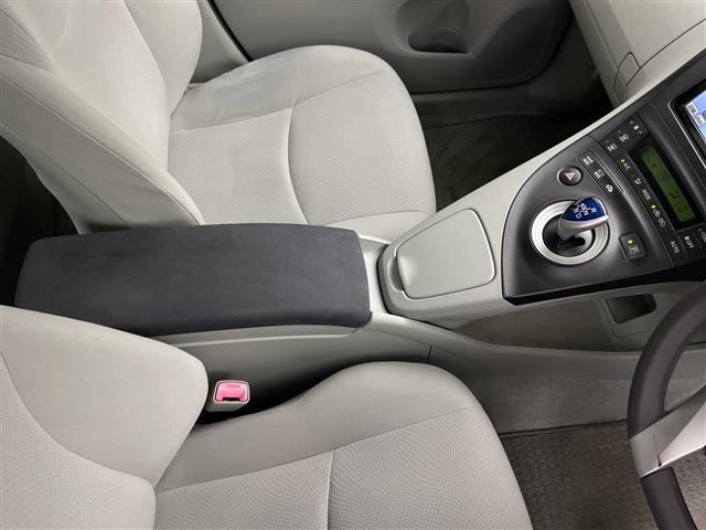 プリウス Ｓ　純正ナビ　Ｂｌｕｅｔｏｏｔｈ　ワンセグＴＶ　ＥＴＣ　プッシュスタート　バックカメラ　キセノンヘッドライト　オートライト　カーテンエアバッグ　スペアキー　フロントフォグライト　サイドバイザー（14枚目）