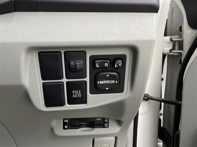 プリウス Ｓ　純正ナビ　Ｂｌｕｅｔｏｏｔｈ　ワンセグＴＶ　ＥＴＣ　プッシュスタート　バックカメラ　キセノンヘッドライト　オートライト　カーテンエアバッグ　スペアキー　フロントフォグライト　サイドバイザー（16枚目）