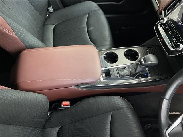 クラウンハイブリッド ＲＳ　ワンオーナー　サンルーフ　純正ナビ　フルセグ　Ｂｌｕｅｔｏｏｔｈ　バックカメラ　クルーズコントロール　ステアリングスイッチ　電子パーキング　オートハイビーム　ＥＴＣ　シートヒーター　パワーシート（19枚目）