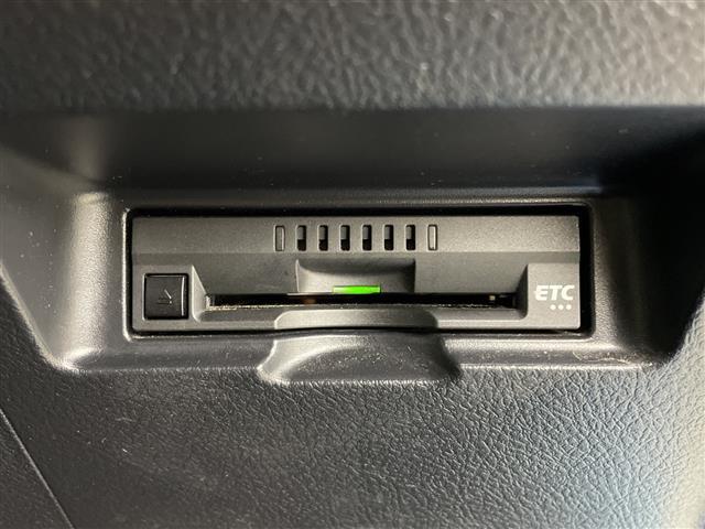 ヴィッツ Ｆ　純正ナビ　Ｂｌｕｅｔｏｏｔｈ　フルセグＴＶ　ビルトインＥＴＣ　バックカメラ　アイドリングストップ　スペアキー　ドライブレコーダー　純正フロアマット　純正アルミホイール　純正ＬＥＤヘッドライト（3枚目）