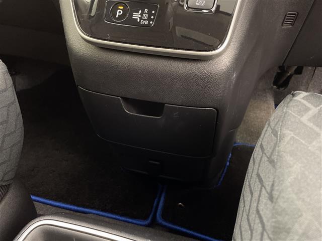 セレナ ｅ－パワー　ハイウェイスターＶ　純正１０型ナビ　フリップダウンモニター　プロパイロット　アラウンドビューモニター　両側パワースライドドア　ナビ連動ドライブレコーダー　ブラインドスポットモニター　ＥＴＣ２．０　オートホールド　ＬＥＤ（17枚目）