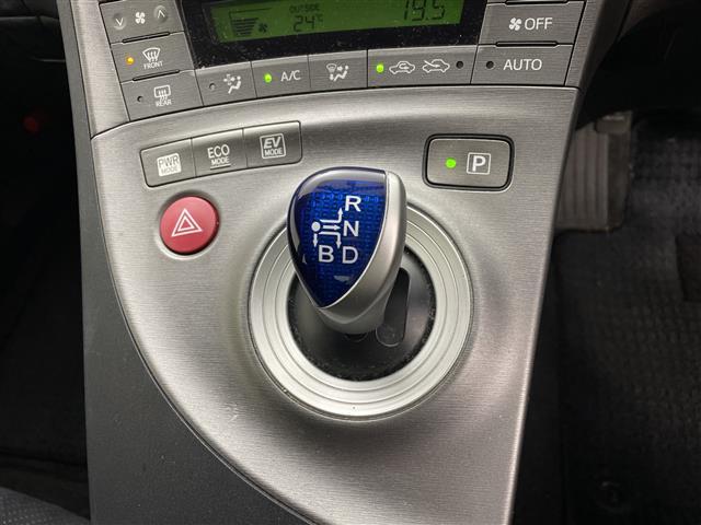 プリウス S 純正ナビ フルセグTV Bluetooth バックカメラ オートライト オートエアコン アイドリングストップ ステアリングスイッチ フロアマット ドアバイザー HiDヘッドライト(10枚目)