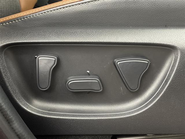 ヤリスクロス ハイブリッドＺ　アドベンチャー　純正ディスプレイオーディオ（ＢＴ／フルセグＴＶ）／プリクラッシュセーフティ／レーンキープアシスト／レーダークルーズコントロール／ハーフレザーシート／シートヒーター／ステアリングヒーター（5枚目）