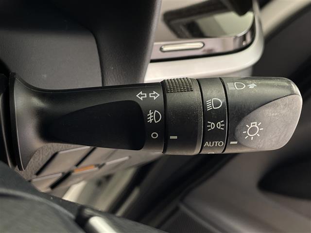 アルファード ２．５Ｓ　純正９型ナビ　バックカメラ　両側パワースライドドア　フリップダウンモニター　前後ドライブレコーダー　革調シートカバー　コーナーセンサー　純正１８インチアルミホイール　ＬＥＤヘッドライト　フォグライト（11枚目）