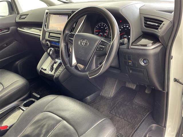 アルファード ２．５Ｓ　純正９型ナビ　バックカメラ　両側パワースライドドア　フリップダウンモニター　前後ドライブレコーダー　革調シートカバー　コーナーセンサー　純正１８インチアルミホイール　ＬＥＤヘッドライト　フォグライト（17枚目）