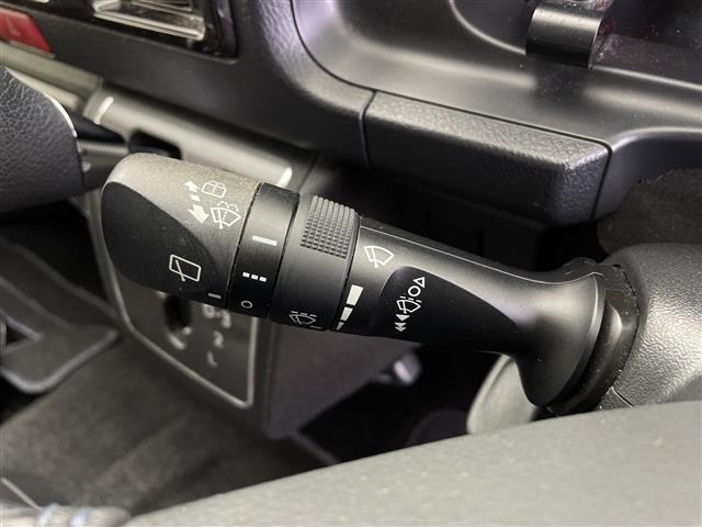 ハイエースバン スーパーGL ダークプライム 社外ナビ フルセグ Bluetooth バックカメラ ハーフレザー 社外アルミホイール ホワイトレタータイヤ ステアリングリモコン オートライト リアガラスフィルム ETC フロアマット ドアバイザー(7枚目)