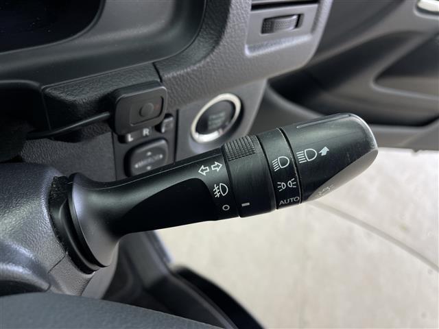 ハイエースバン スーパーGL ダークプライム 社外ナビ フルセグ Bluetooth バックカメラ ハーフレザー 社外アルミホイール ホワイトレタータイヤ ステアリングリモコン オートライト リアガラスフィルム ETC フロアマット ドアバイザー(8枚目)