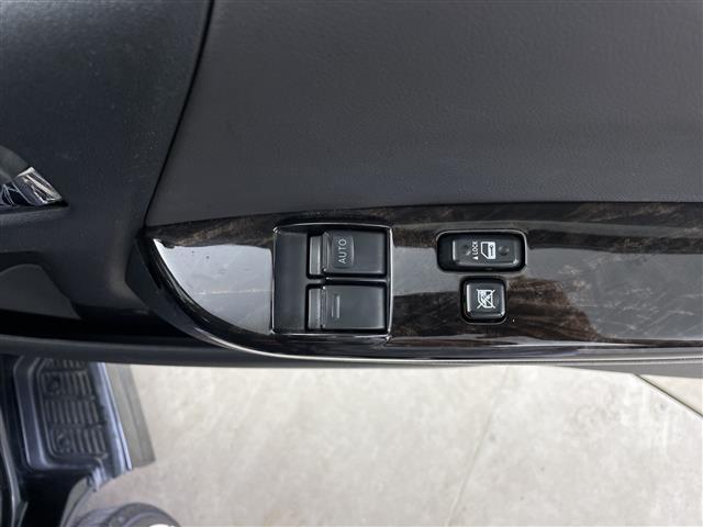 ハイエースバン スーパーGL ダークプライム 社外ナビ フルセグ Bluetooth バックカメラ ハーフレザー 社外アルミホイール ホワイトレタータイヤ ステアリングリモコン オートライト リアガラスフィルム ETC フロアマット ドアバイザー(9枚目)