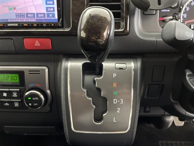 ハイエースバン スーパーGL ダークプライム 社外ナビ フルセグ Bluetooth バックカメラ ハーフレザー 社外アルミホイール ホワイトレタータイヤ ステアリングリモコン オートライト リアガラスフィルム ETC フロアマット ドアバイザー(16枚目)