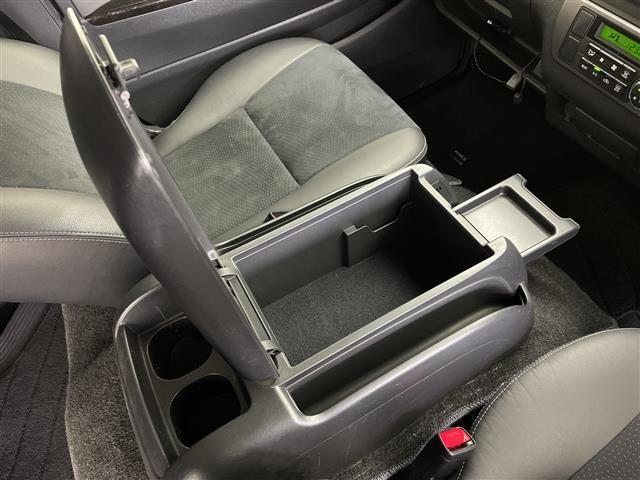 ハイエースバン スーパーGL ダークプライム 社外ナビ フルセグ Bluetooth バックカメラ ハーフレザー 社外アルミホイール ホワイトレタータイヤ ステアリングリモコン オートライト リアガラスフィルム ETC フロアマット ドアバイザー(20枚目)